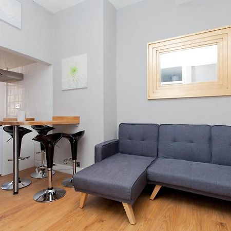 Bright & Homely City Centre Apartment Near Holyrood 에든버러 외부 사진